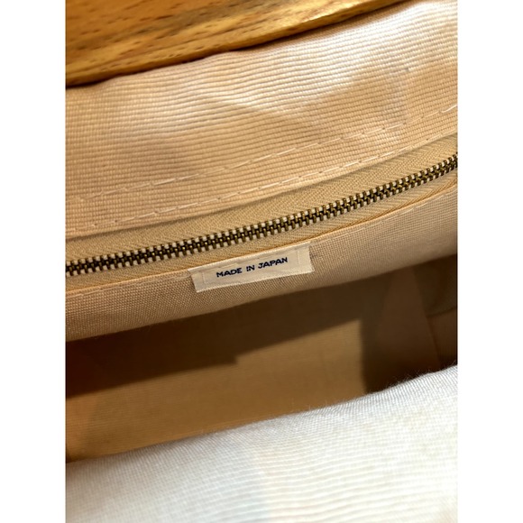 Vintage Excellent Condition Beige Woven Raffia Bag Wood Handle, Gold Clasp - Picture 6 of 7